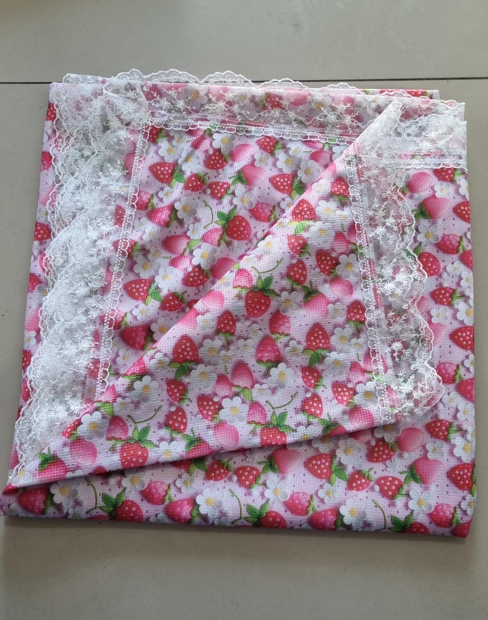 GÜPÜRLÜ LEKE TUTMAZ KUMAŞ MASA ÖRTÜSÜ  150*150 ( PEMBE ÇİLEK DESENLİ )